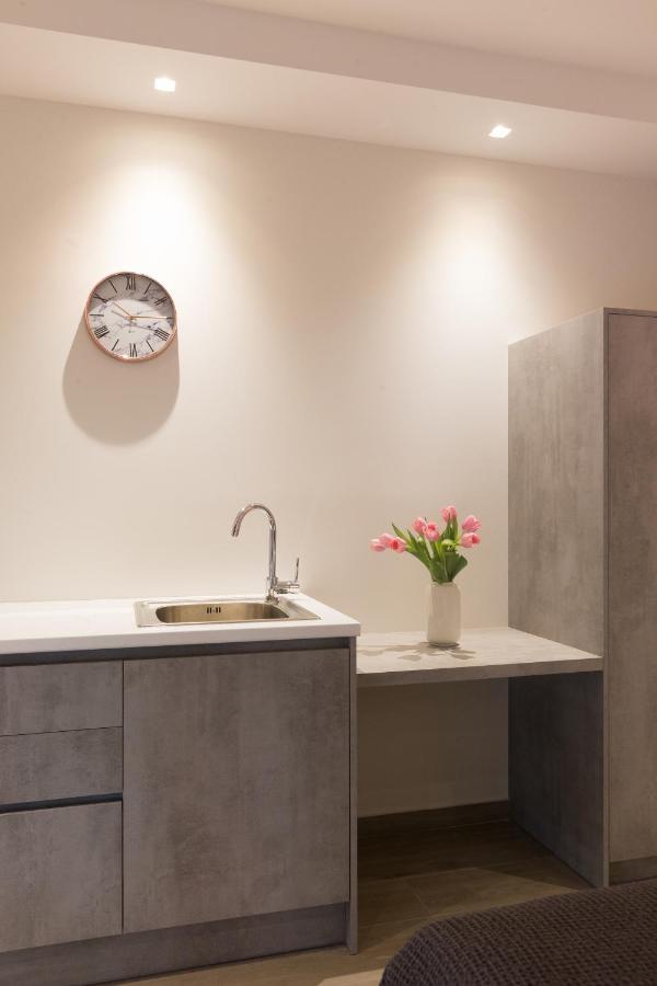 12 Reasons Why Metaxourgeio Aparthotel Атина Екстериор снимка