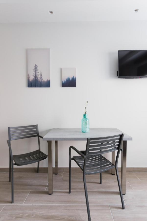 12 Reasons Why Metaxourgeio Aparthotel Атина Екстериор снимка