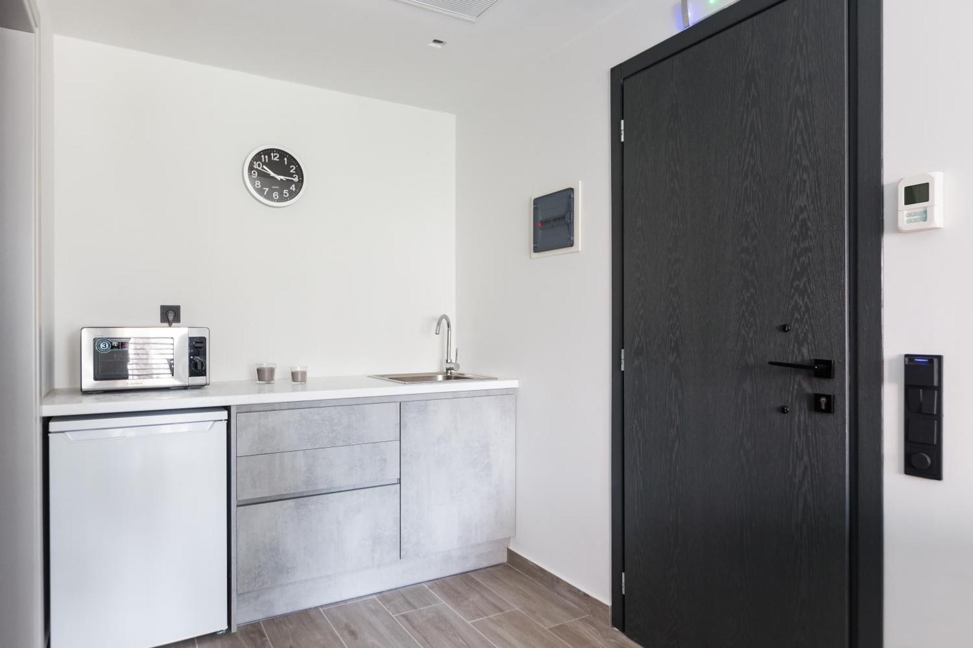 12 Reasons Why Metaxourgeio Aparthotel Атина Екстериор снимка